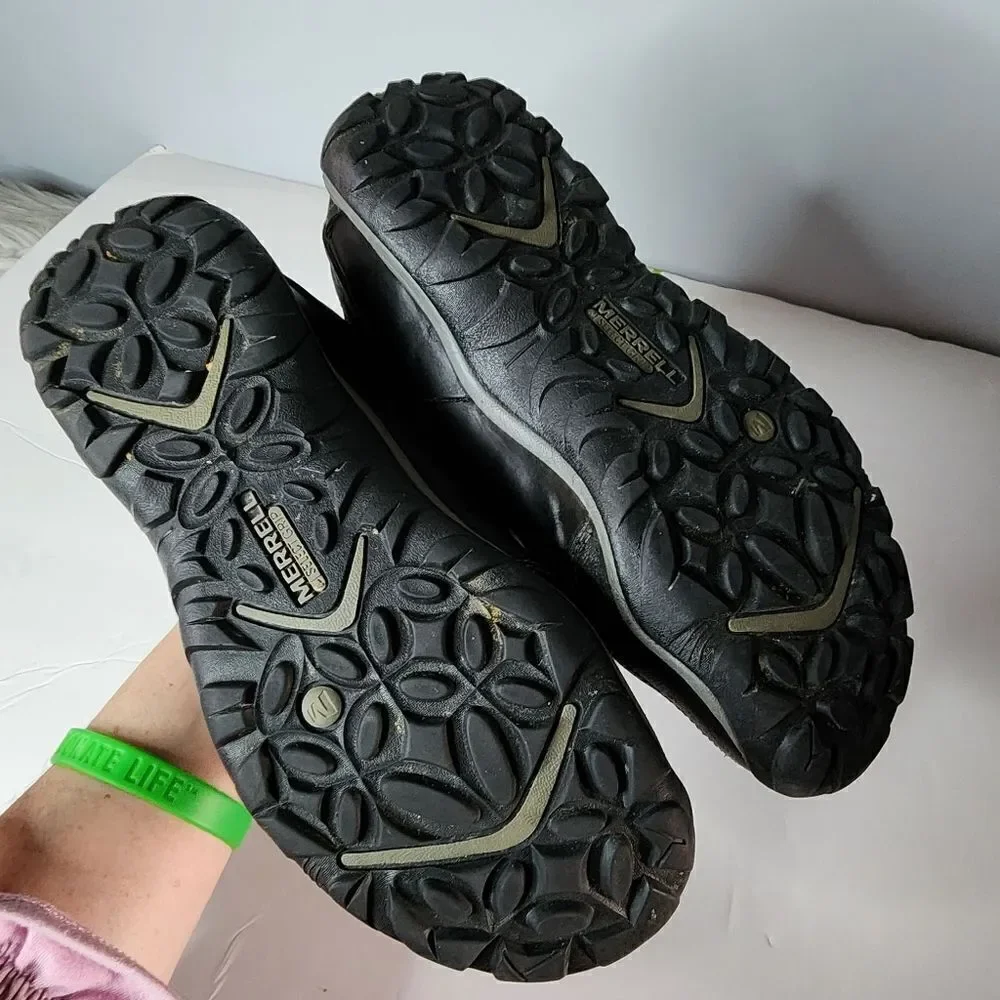Merrell 200 gram  insulated hiking walking shoe black women's size 8.5 slip on